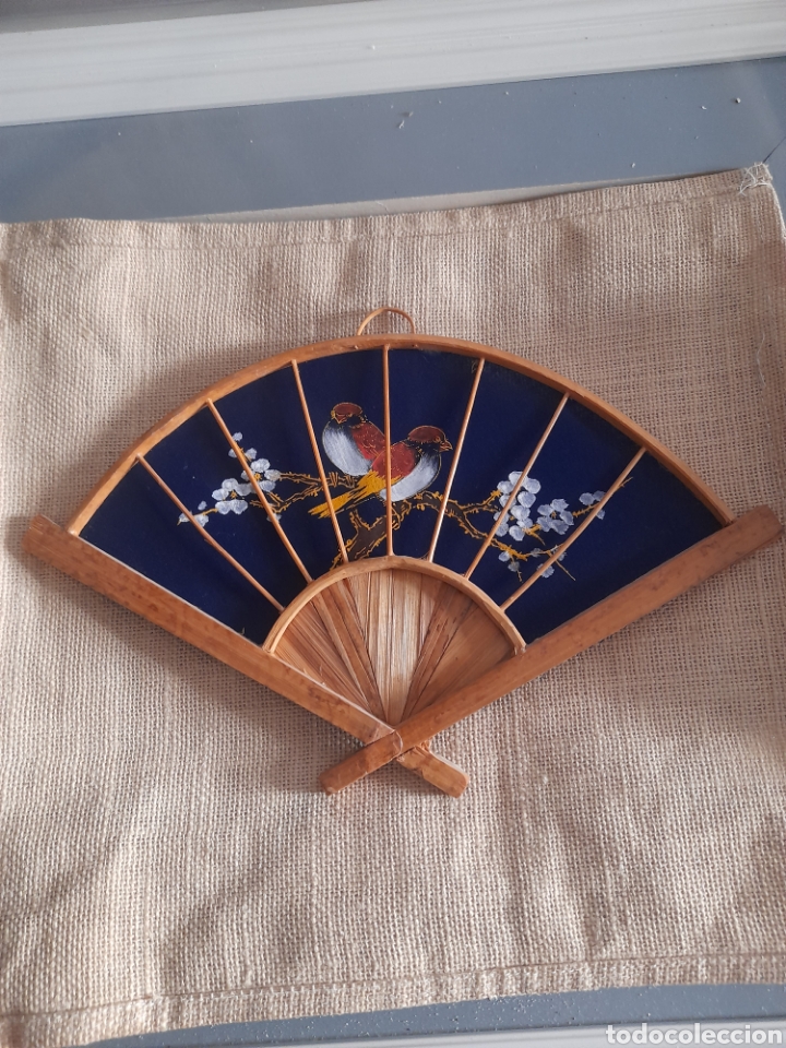 Vintage: Bonito abanico decorativo de madera y tela pinrada