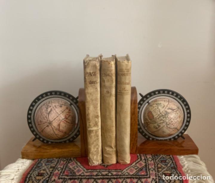 Vintage: PAREJA DE SUJETA LIBROS, BOLA DEL MUNDO
