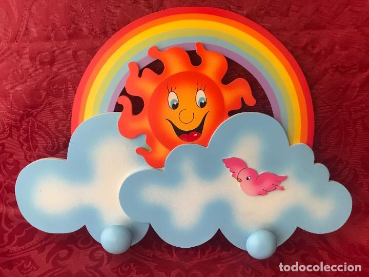 Vintage: DIVERTIDA PERCHA DE PARED INFANTIL NUBES, SOL Y ARCO IRIS EN MADERA. A ESTRENAR