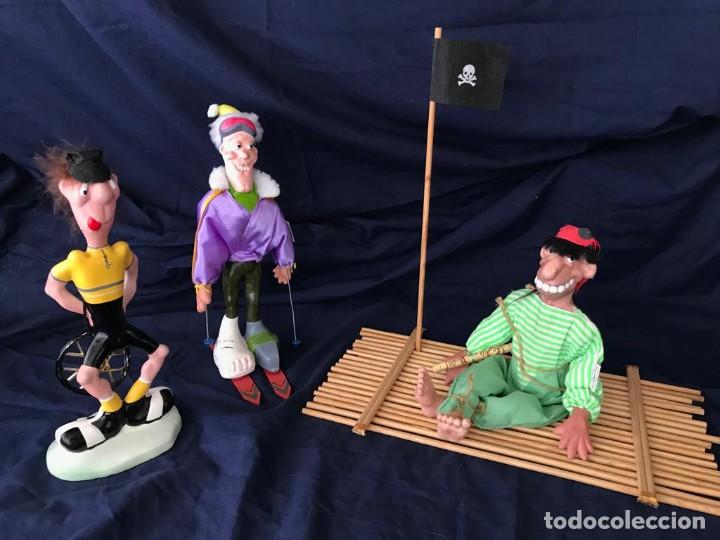 Vintage: GRUPO 3 FIGURAS ESCAYOLA: ESQUIADOR, CICLISTA Y PIRATA EN BALSA DE MADERA. HECHOS A MANO. A ESTRENAR