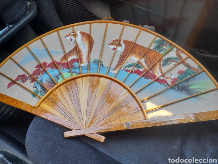 Vintage: Bonito abanico decorativo de bambu y tela pintada, 74x40 cm