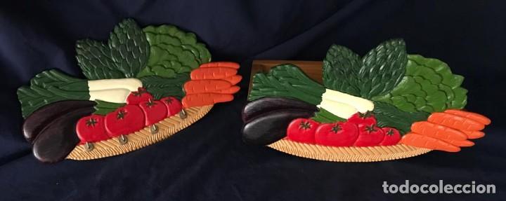 Vintage: PRECIOSO CONJUNTO DE PORTARROLLOS Y PERCHA DE COCINA EN MADERA. VERDURAS. VINTAGE. A ESTRENAR