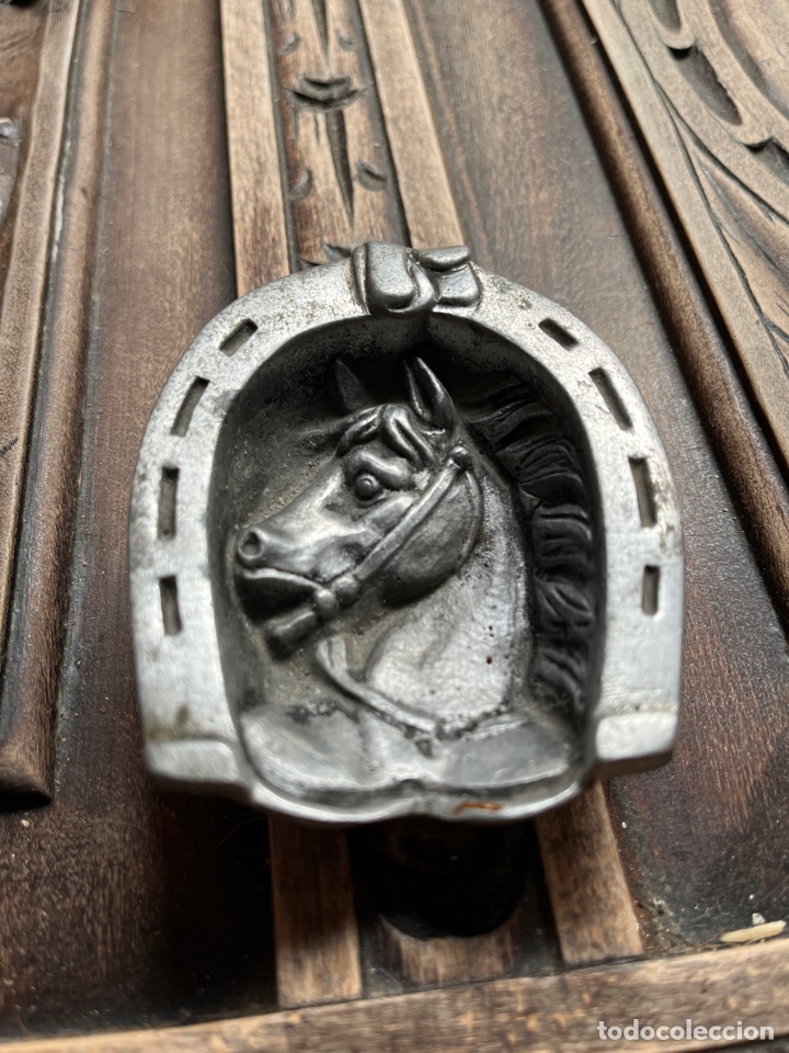 Vintage: Peque&ntilde;o cenicero de metal con CABALLO.