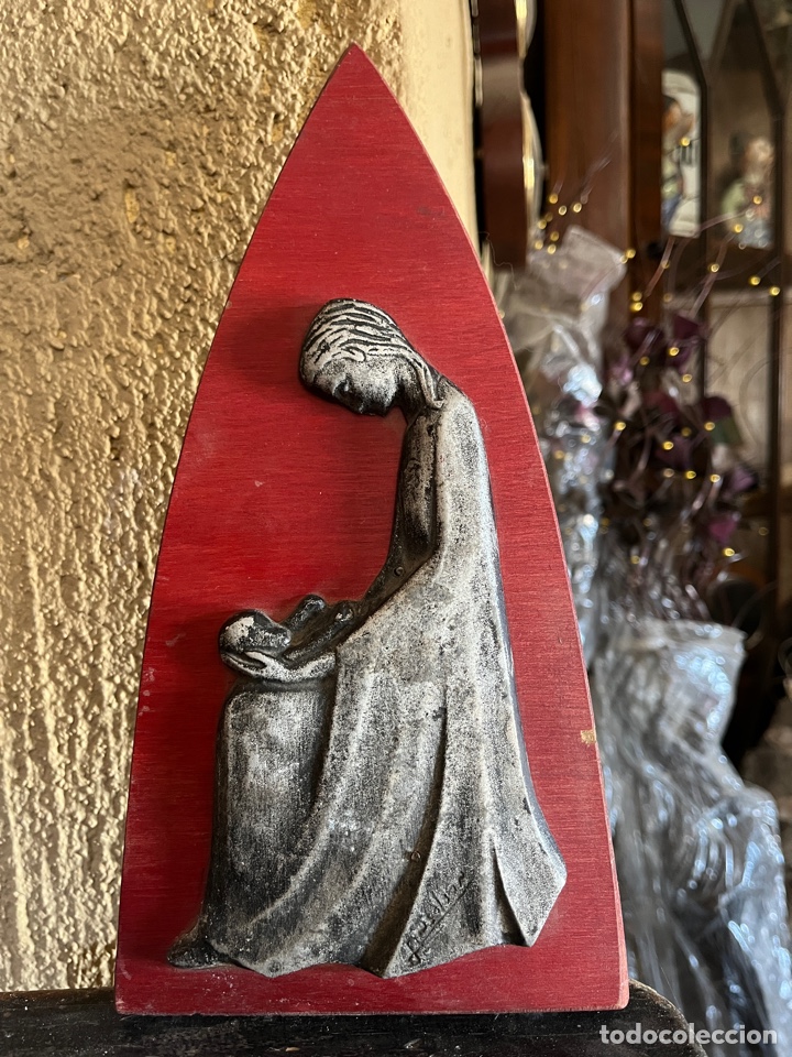 Vintage: Virgen con el ni&ntilde;o. Metal sobre madera.