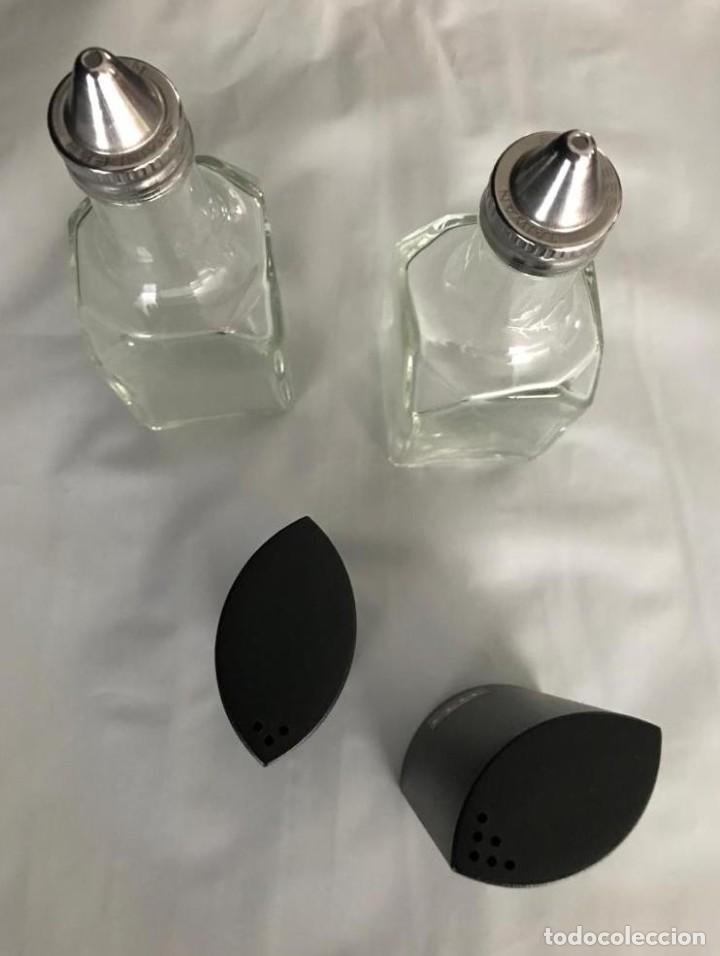 Vintage: CONJUNTO DE PAREJA DE VINAGRERAS CRISTAL VINTAGE + SALERO Y PIMENTERO NEGRO DE DISE&Ntilde;O. A ESTRENAR