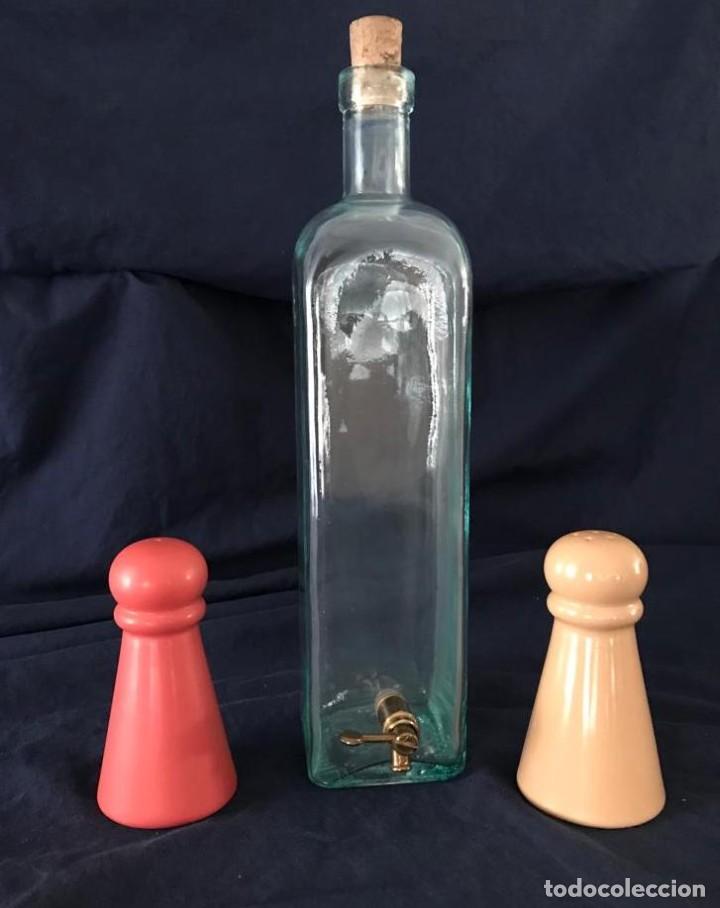 Vintage: CONJUNTO DE BOTELLA CON GRIFO + SALERO Y PIMENTERO CER&Aacute;MICA TONOS PASTEL. A ESTRENAR