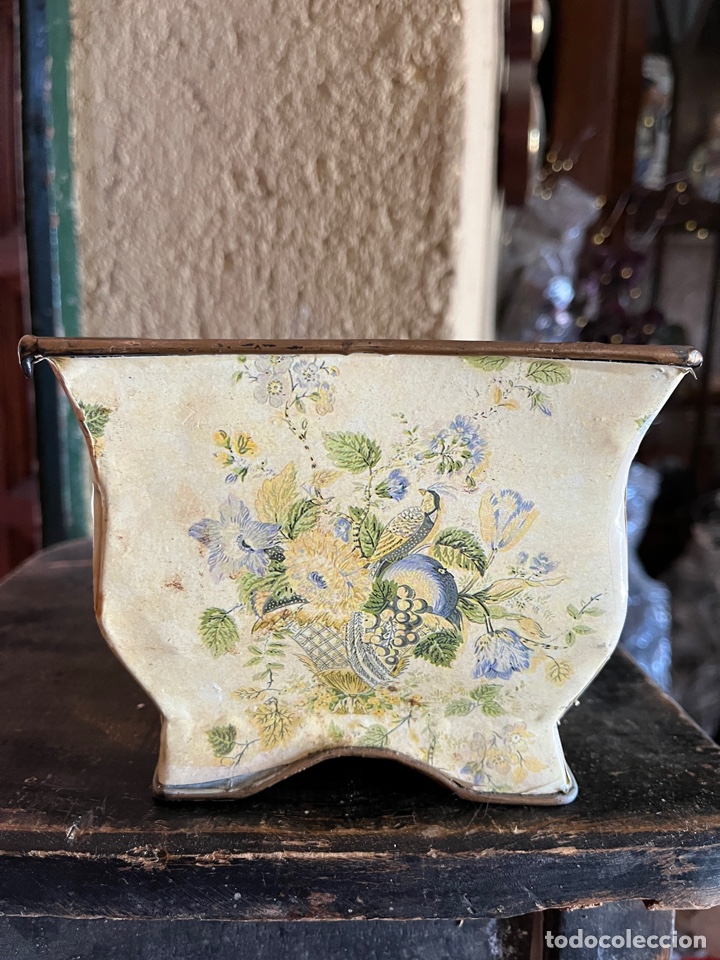 Vintage: Tiesto met&aacute;lico con motivos de flores amarillo