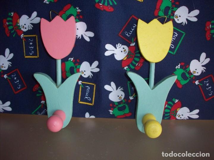 Vintage: dos percheros de tulipan de madera para habitacion infantil
