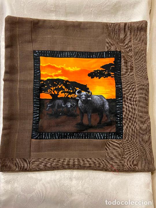 Vintage: C.69- Funda coj&iacute;n hecho a mano. Kenia 1.986. B&uacute;falo