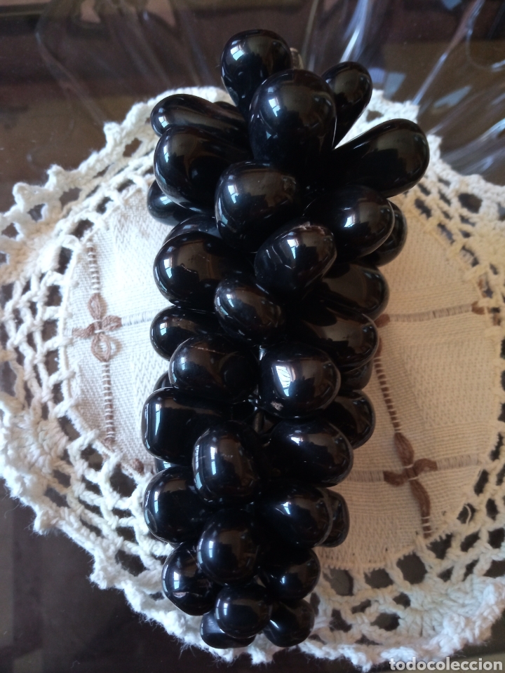 Vintage: Racimo de uvas en piedra onix negro. - Foto 1