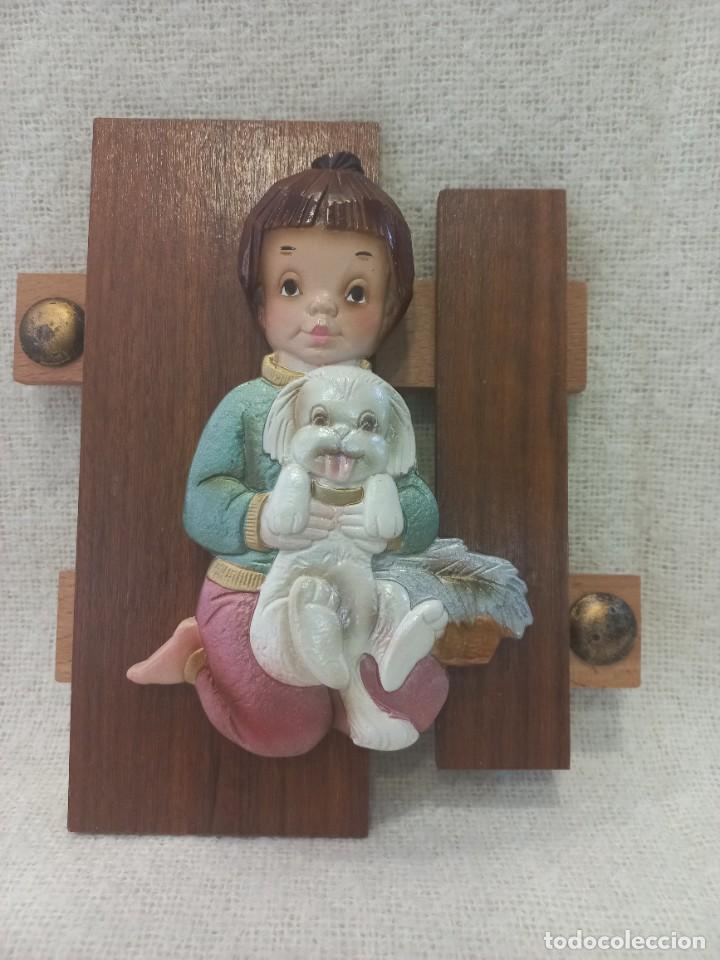 Vintage: CUADRO-RELIEVE (NI&Ntilde;O CON PERRO) madera - Foto 1