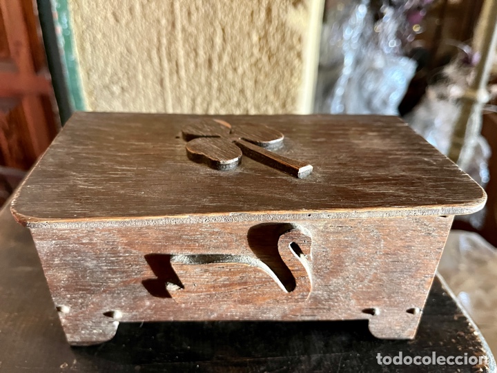 Vintage: Bonita caja de madera con tr&eacute;bol y cisne. Con fichas de juego.