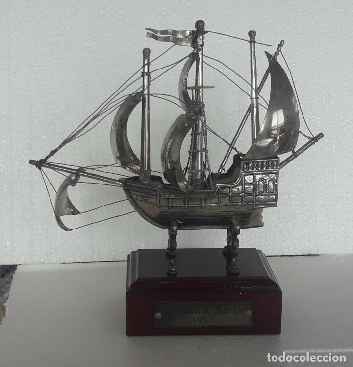 Vintage: FIGURA BARCO CARABELA SANTA MAR&Iacute;A 1492, DE ALPACA PLATEADA CON BASE DE MADERA