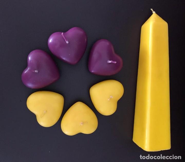 Vintage: GRUPO DE 7 PRECIOSAS VELAS DECORATIVAS. CORAZONES Y OBELISCO. AMARILLO Y MORADO. LOTE 1. NUEVAS