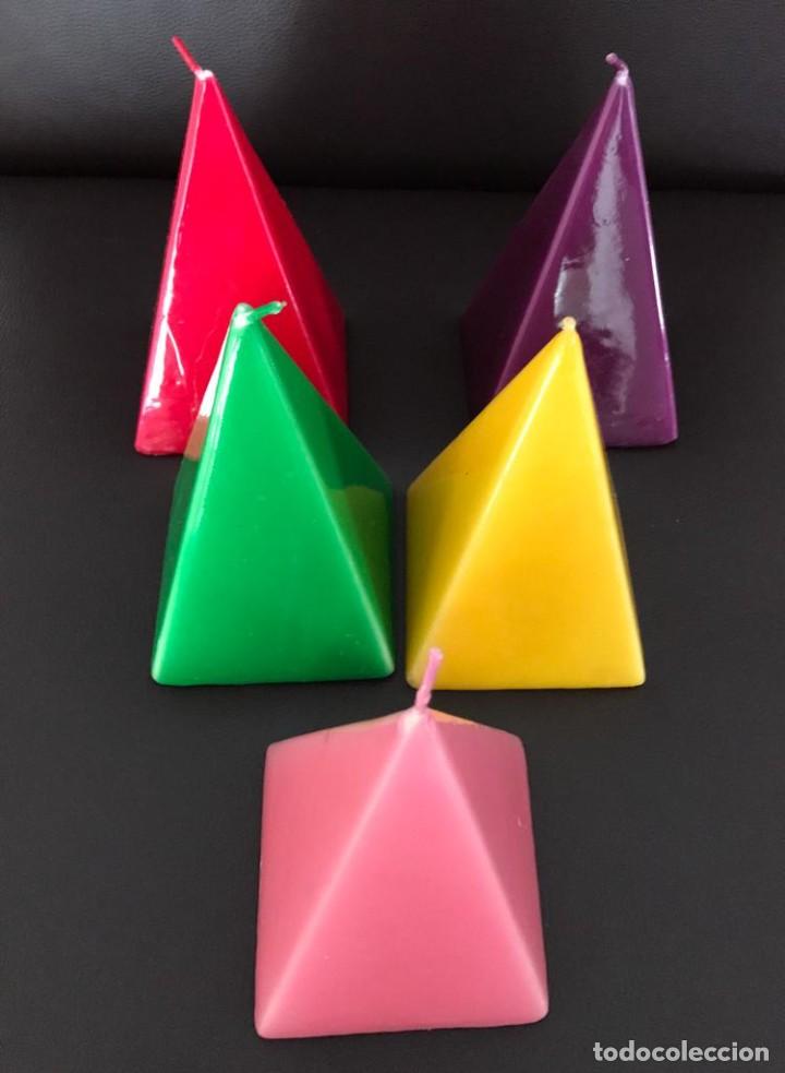 Vintage: GRUPO DE 5 PRECIOSAS VELAS DECORATIVAS. PIR&Aacute;MIDES DE COLORES. LOTE 5. NUEVAS