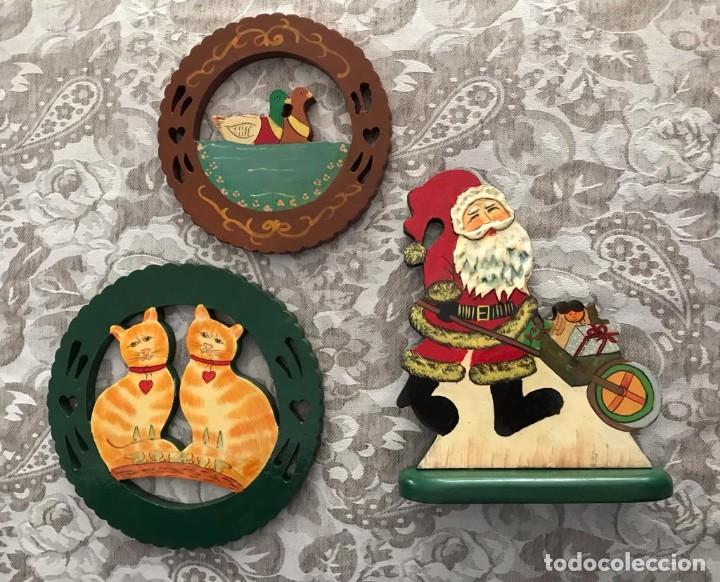 Vintage: GRUPO DE 3 PRECIOSOS ART&Iacute;CULOS DECORATIVOS NAVIDAD ANTIGUA EN MADERA. LOTE 3. VINTAGE. A ESTRENAR