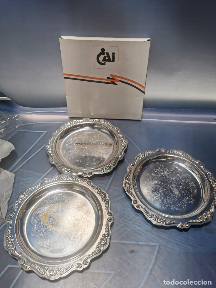 Vintage: 3 Bandejas circulares de metal conmemorativas CAI Hojas de acanto.floreadas