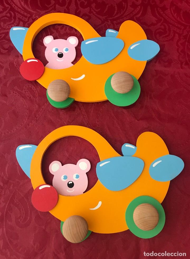 Vintage: DIVERTIDA PAREJA DE PERCHAS DE PARED INFANTIL ID&Eacute;NTICAS OSITO EN AEROPLANO EN MADERA. A ESTRENAR