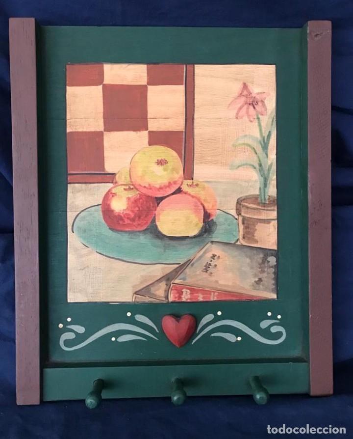 Vintage: PRECIOSA PERCHA Y CUADRO BODEG&Oacute;N PINTADO A MANO. TIPO R&Uacute;STICO. VINTAGE. A ESTRENAR