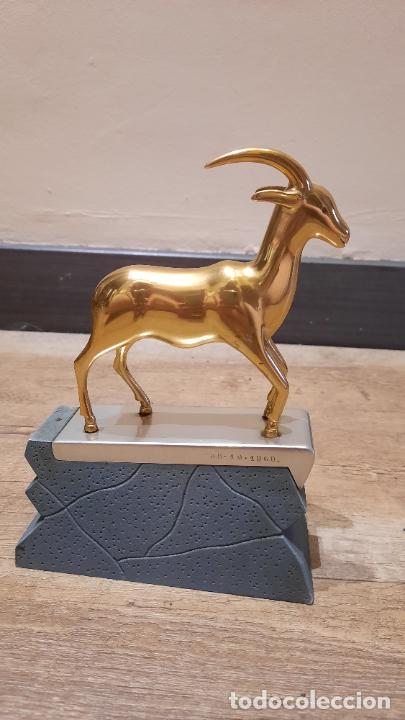 Vintage: Bonita Figura Ciervo lat&oacute;n- Estatua con Base Grabada con Fecha
