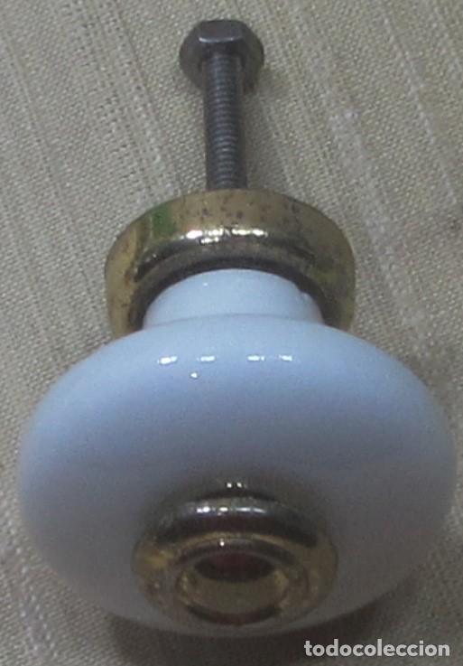 Vintage: 24 Tirador Pomo Porcelana con base y final/tope/cabeza en metal (calamina o similar). Con tornillos.