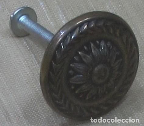 Vintage: 5 Tirador Pomo metal (Calamina Zamak o similar) decoraci&oacute;n Lat&oacute;n. Motivo Flor. Con tornillo. A&ntilde;os 60