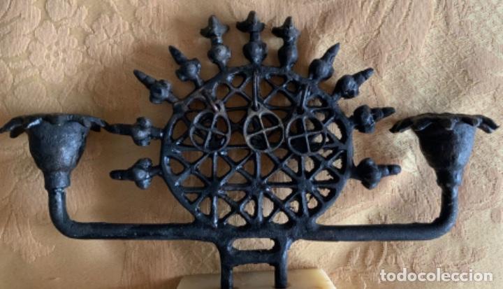Vintage: CANDELABRO LABRADO DE BRONCE CON PIE DE MARMOL - Foto 2