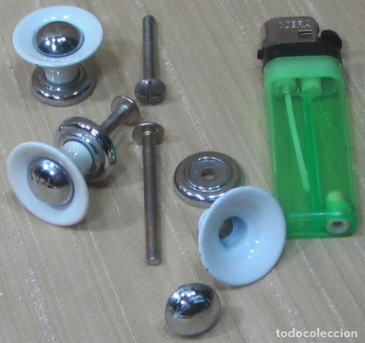 Vintage: 3 Pomos Tiradores Metal blanco. Con tornillo.