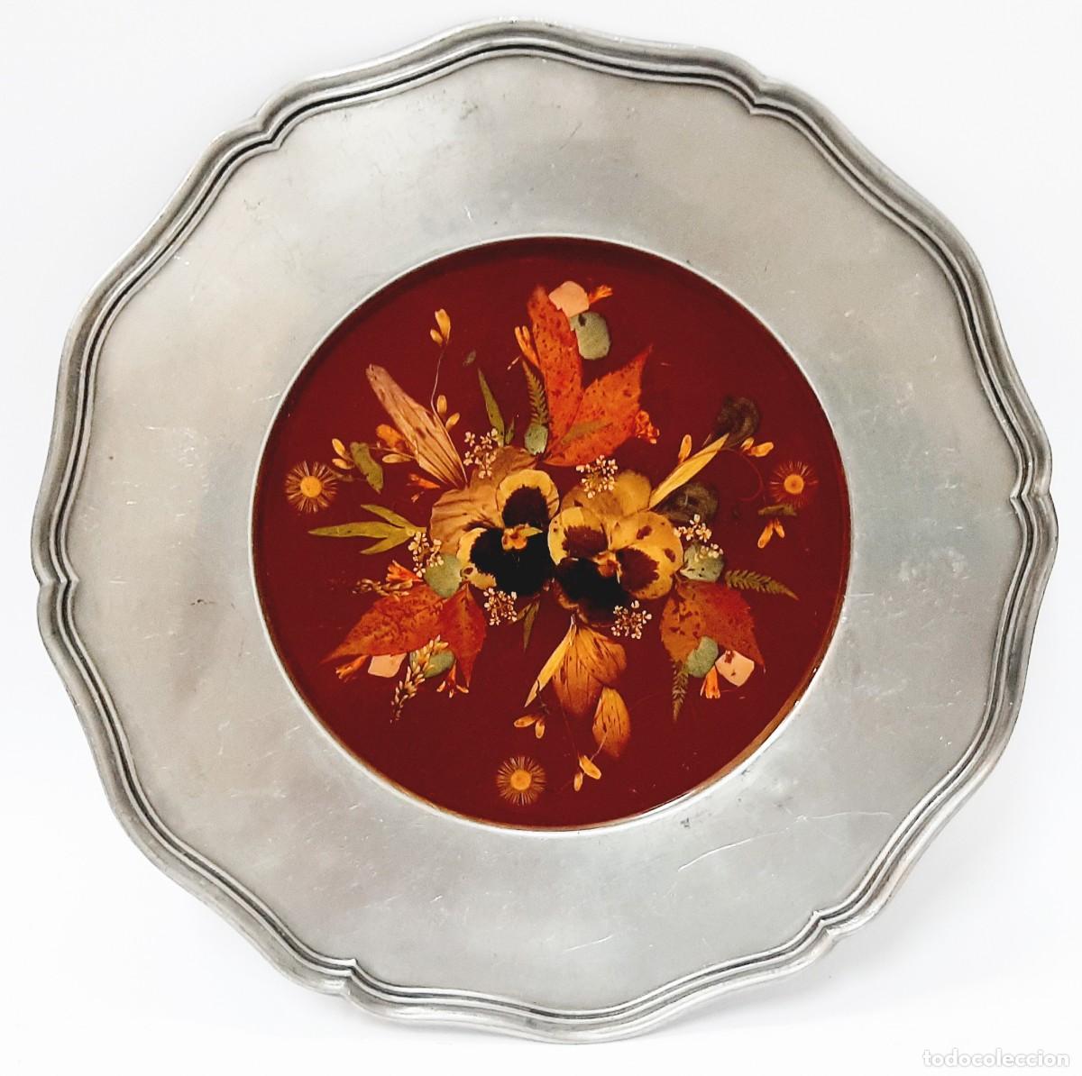 Vintage: Plato colgante floral vintage grande de peltre y resina