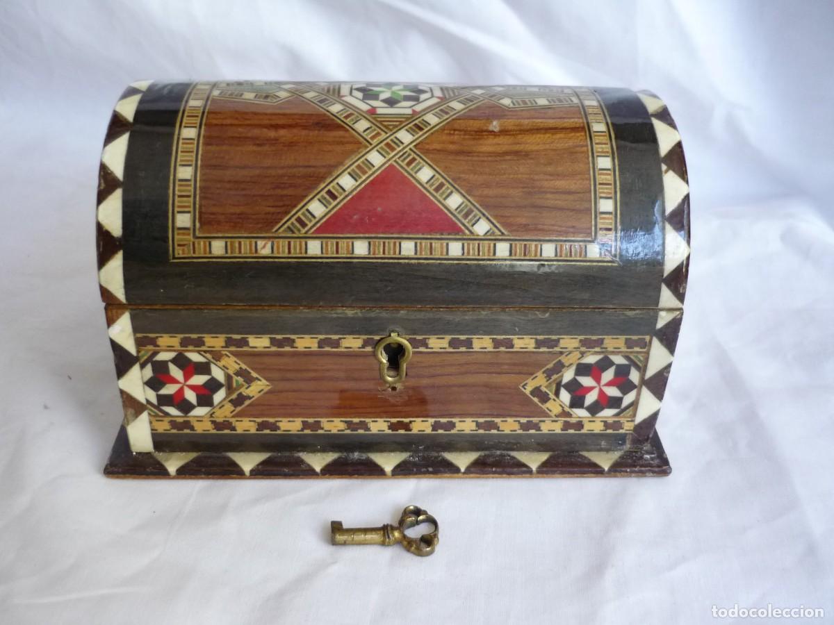 Vintage: Cofre de marqueter&iacute;a hueso y madera, con llave - Foto 2