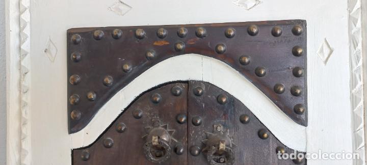 Vintage: ESPEJO ENMARCADO CON PUERTA DE MADERA ESTILO ANTIGUO ADORNADA CON REMACHES, ALDABAS Y PESTILLO