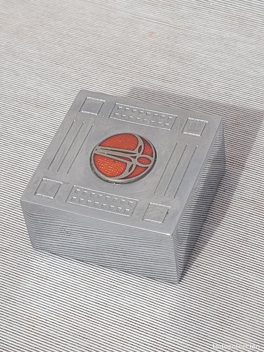 Vintage: Pisapapeles con el logo de un juego. - Foto 1