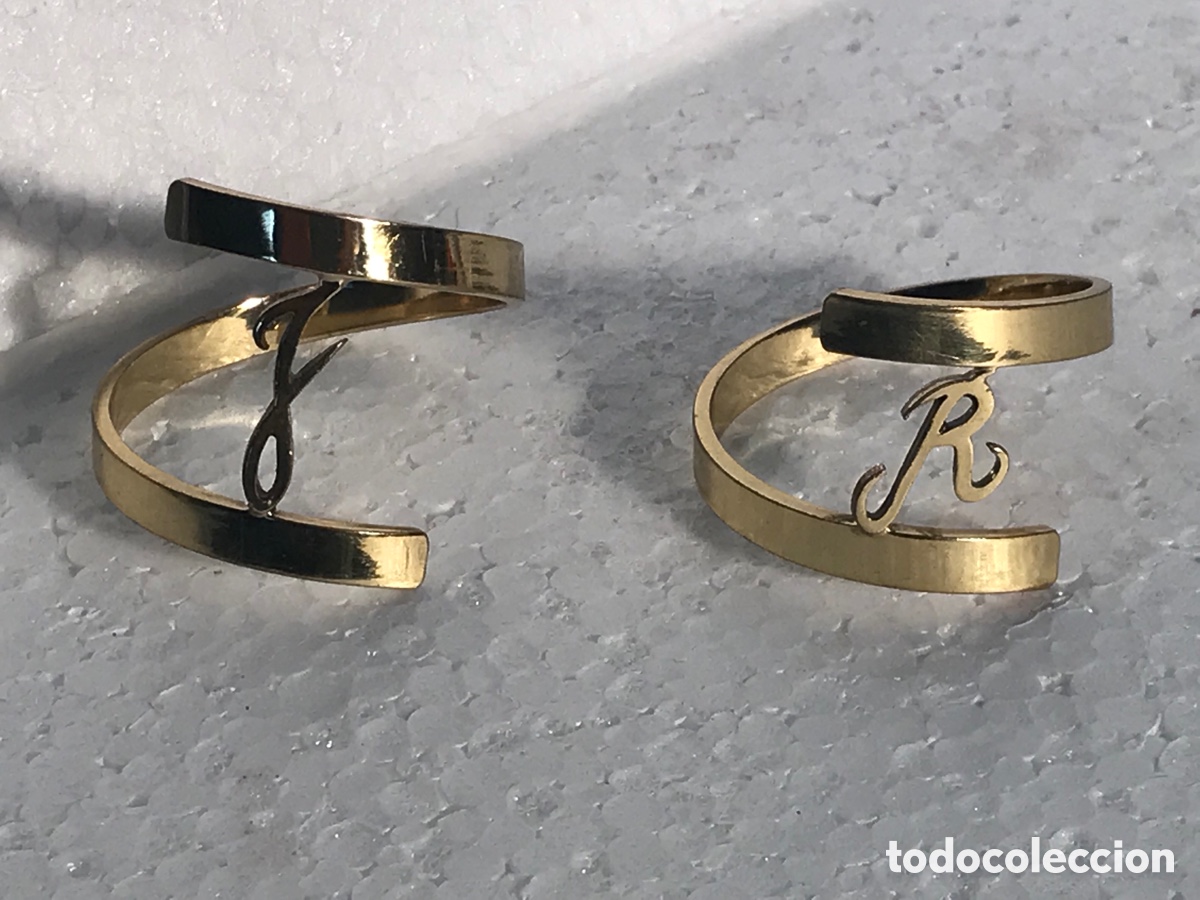 Vintage: 2 servilleteros con las iniciales RyF 4x4.5cm ba&ntilde;ados en oro Ref MT1