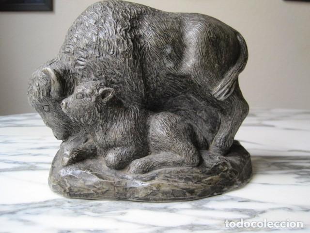 Vintage: FIGURA DE RESINA - B&Uacute;FALO CON CR&Iacute;A - BISONTE - FABRICADO POR PEABLITE, CANAD&Aacute; - A&Ntilde;OS 80