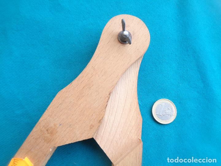Vintage: COLEGIO. ANTIGUO COMP&Aacute;S DE MADERA PARA PIZARRA - Foto 4