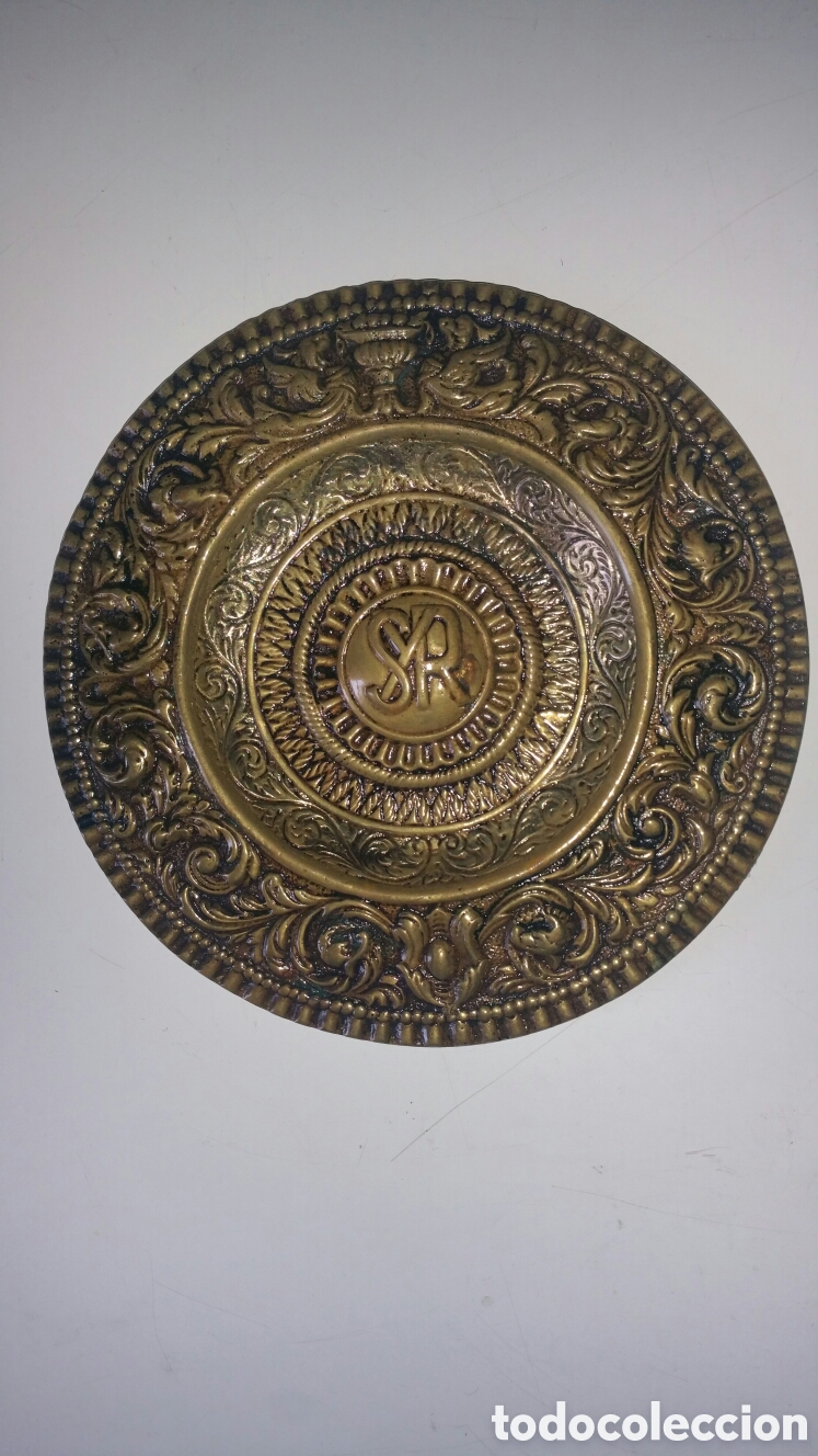 Vintage: Plato de bronce con iniciales en el cetro, SYR.