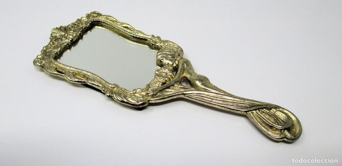 Vintage: Peque&ntilde;o Espejo de Metal de 12 cm de largo. Con escena de mujer desnuda en el mango