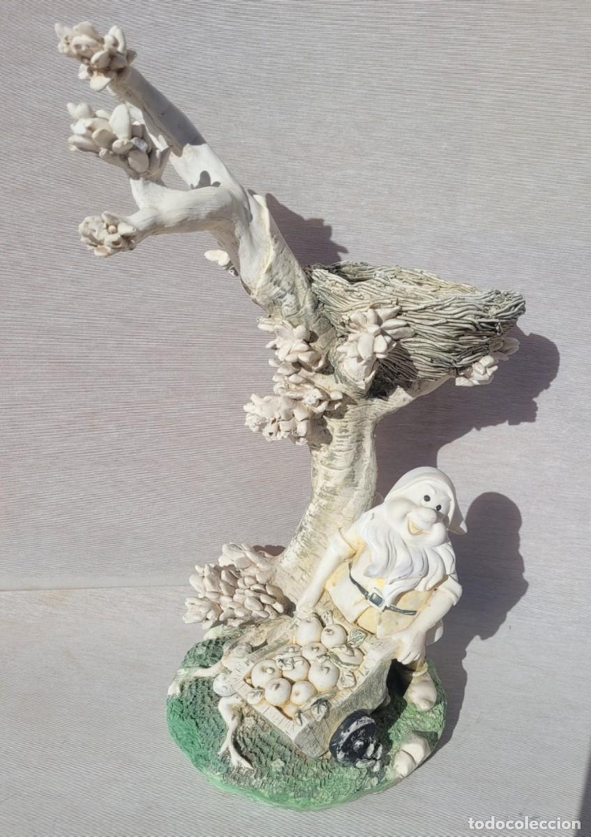 Vintage: Figura de interior o exterior, con un enano y un &aacute;rbol con un nido de p&aacute;jaro, hecho en Italia
