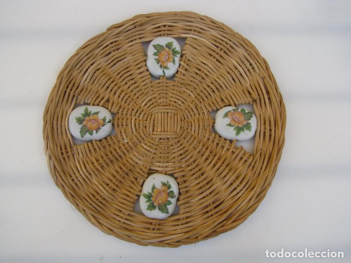 Vintage: 39.- Vintage salvamanteles de porcelana y mimbre