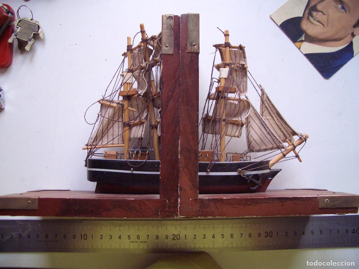 Vintage: Reposalibros con barco de vela.