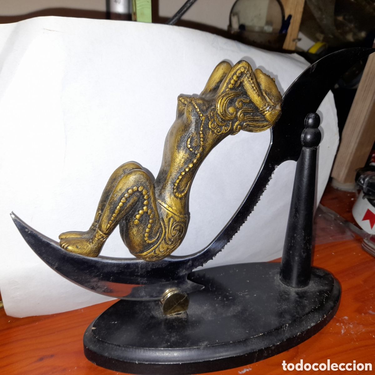 Vintage: Cuchillo decorativo sobre base de madera - Foto 1