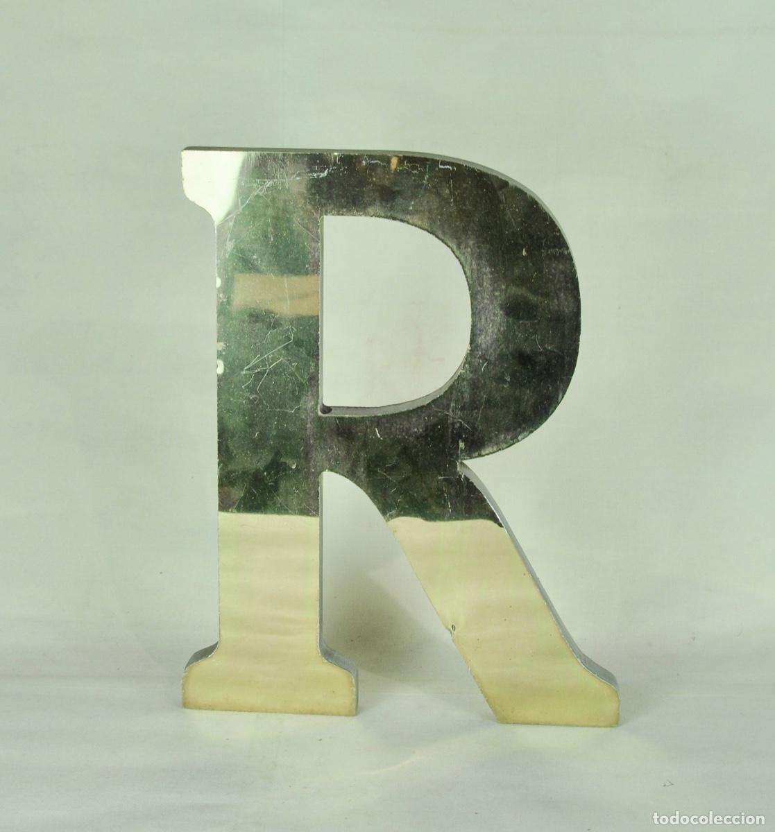 Vintage: Letra R pl&aacute;stico pintada de dorado - Foto 1