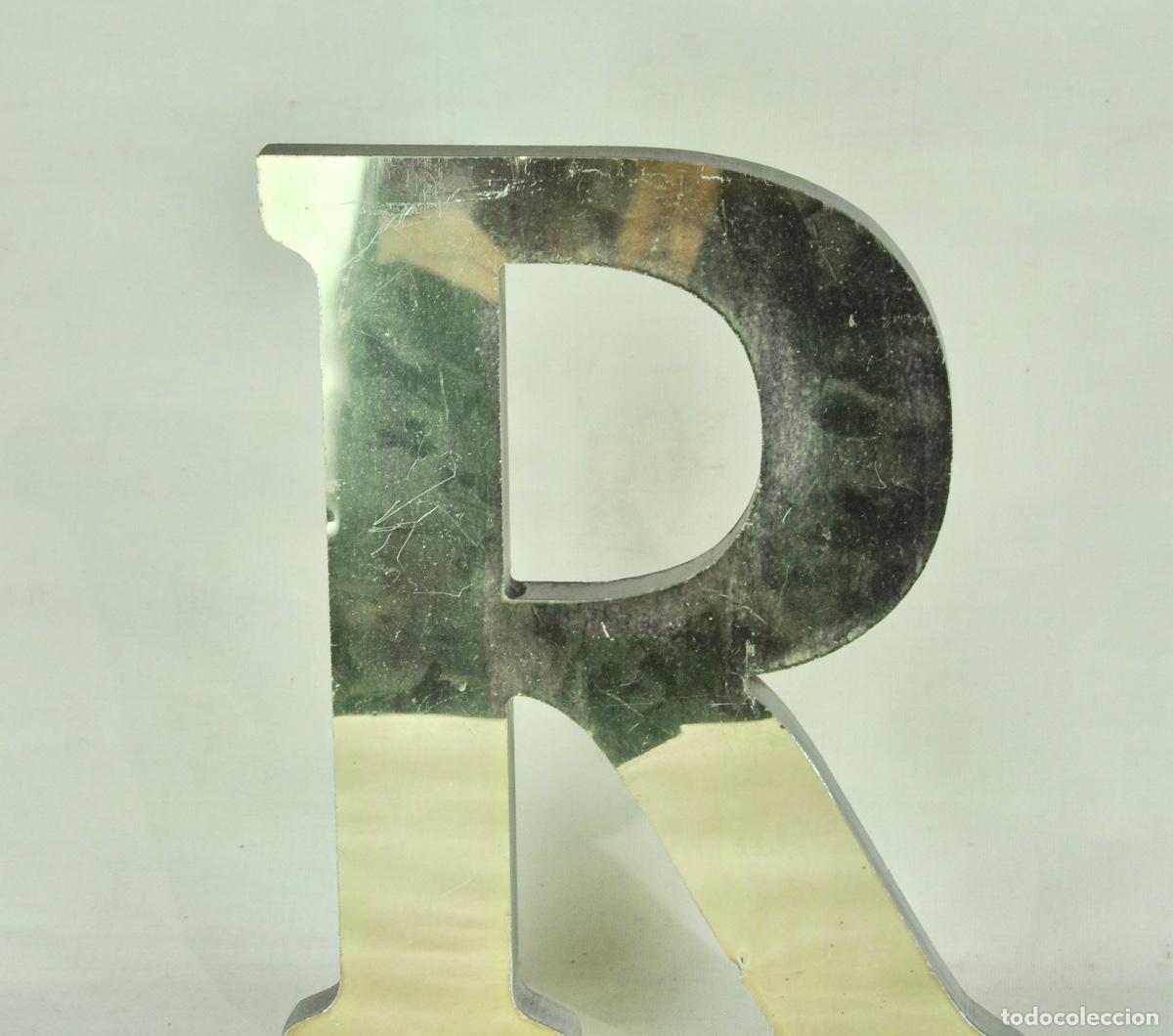 Vintage: Letra R pl&aacute;stico pintada de dorado - Foto 2