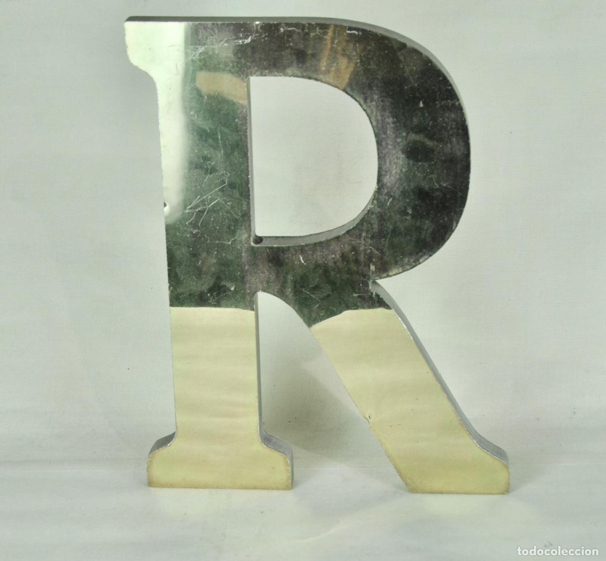 Vintage: Letra R pl&aacute;stico pintada de dorado - Foto 3