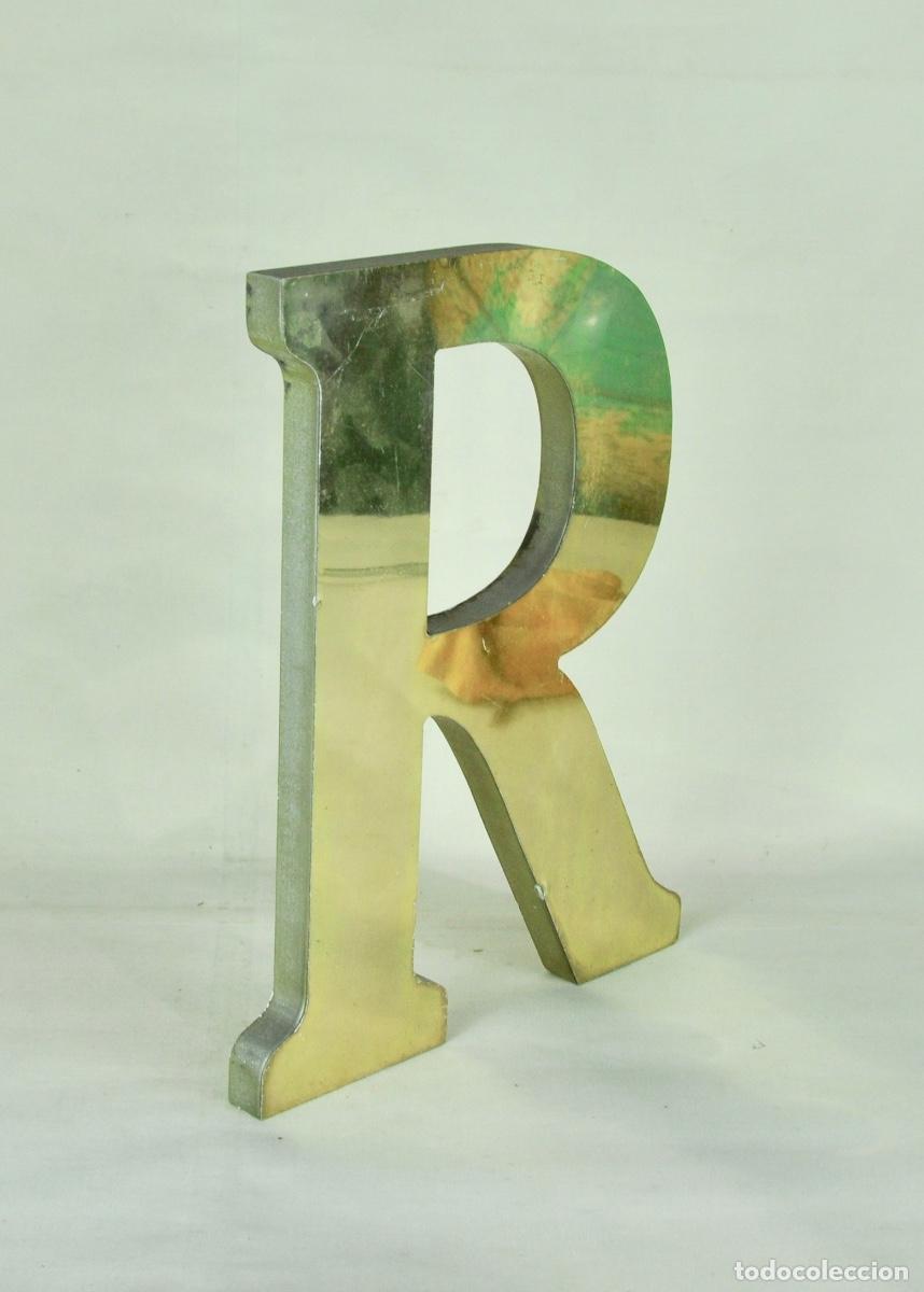 Vintage: Letra R pl&aacute;stico pintada de dorado - Foto 4