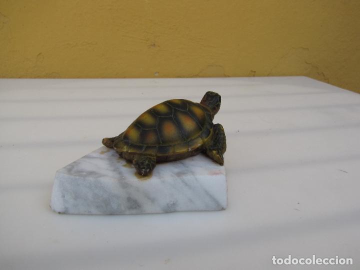 Vintage: 45.- Tortuga carey sobre m&aacute;rmol