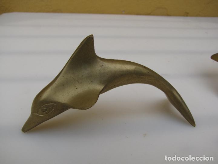 Vintage: 48.- Pareja de delfines de bronce - Foto 2