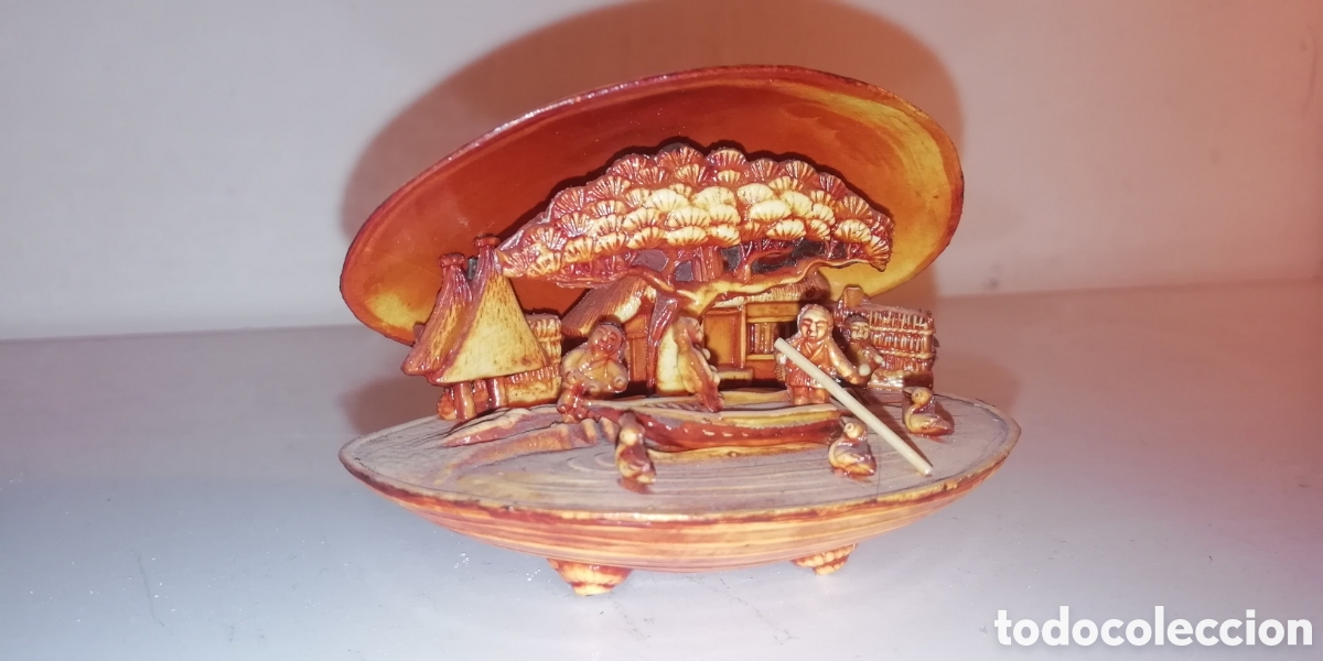 Vintage: Concha de almeja con escena miniatura oriental.