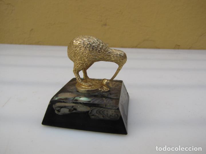Vintage: 50.- Figura de p&aacute;jaro Kiwi ba&ntilde;o de oro. Base nacar. Nueva Zelanda