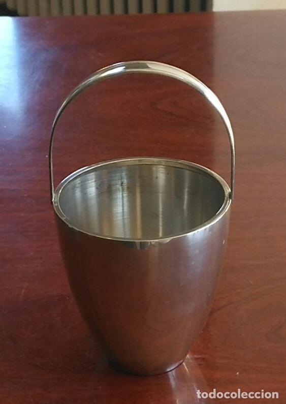 Vintage: Cubitera de una pieza con se&ntilde;ales - Di&aacute;metro 11cm / Base 5cm / altura total 22cm y recipiente&nbsp;11cm